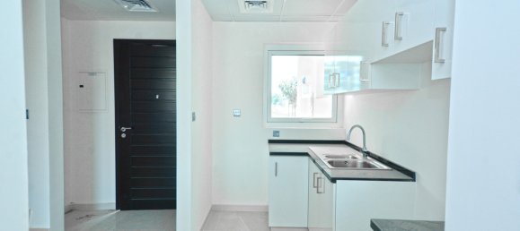 3 bedrooms Villa in Dubai, UAE No. 469 6