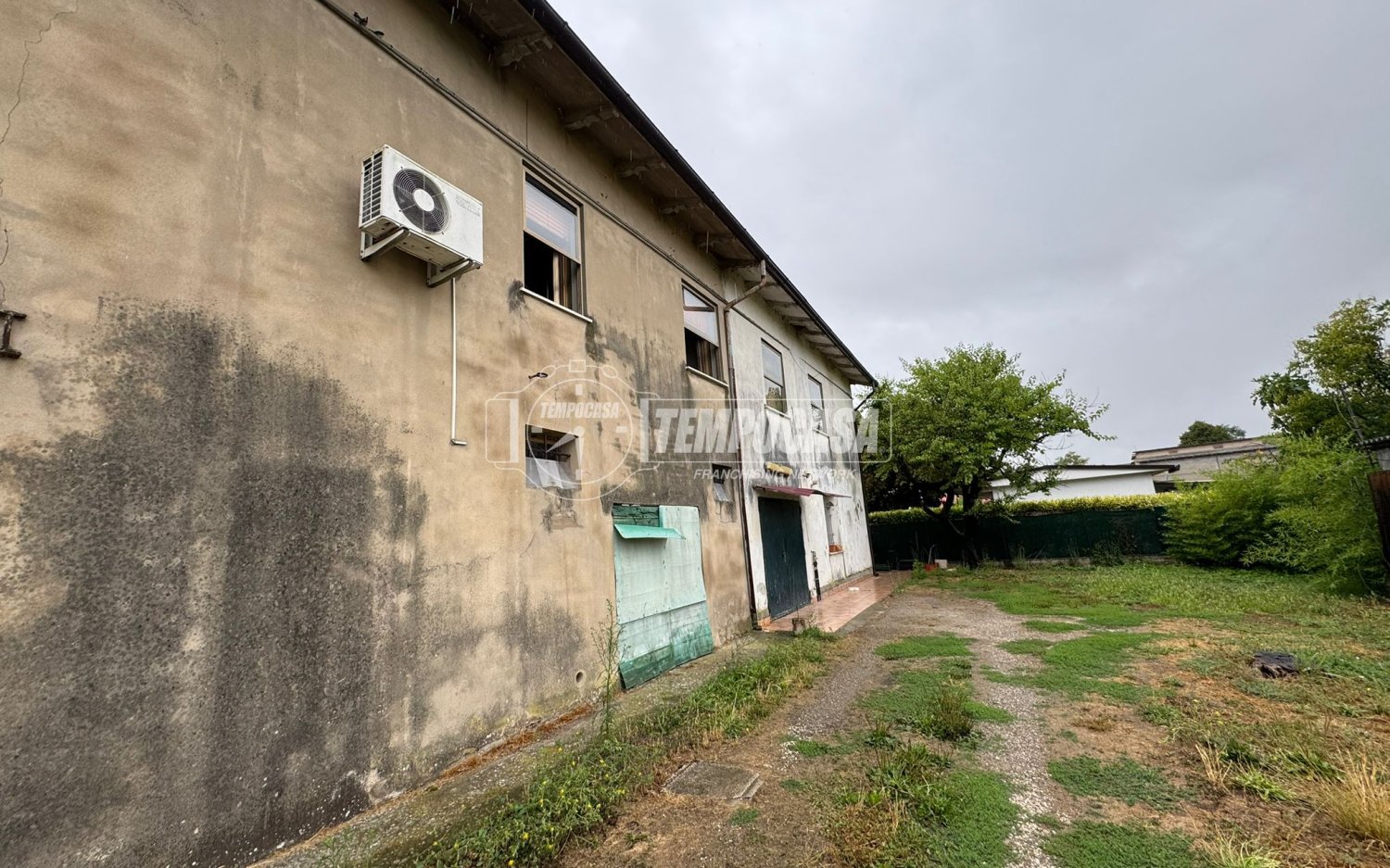 Дом с 4 комнатами в Мирандола, Италия № 258164