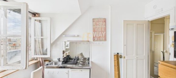 Studio in Paris, France No. 311610 3