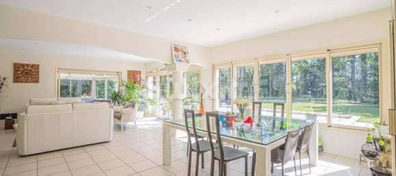 5 bedrooms Villa in Gex, France No. 191852 2