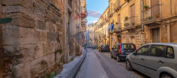 2 rooms Commercial property in Caltagirone, Italy No. 231343 3
