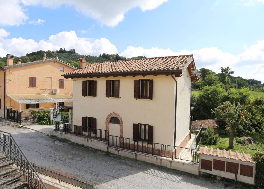 5 rooms Villa in Gubbio, Italy No. 84677