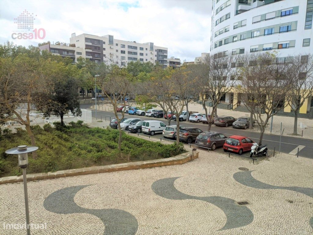 3 bedrooms Apartment in Lisbon, Portugal No. 111257