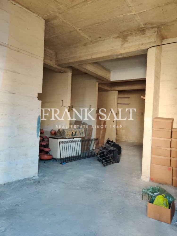 130m² Warehouse in Paola, Malta No. 12393