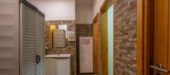 204m² Commercial property in Setubal, Portugal No. 141097 18