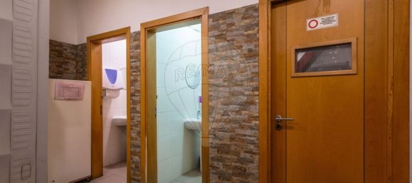 204m² Commercial property in Setubal, Portugal No. 141097 17