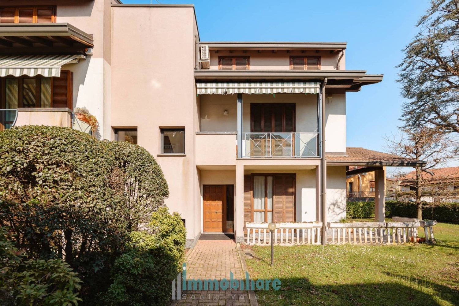 3 bedrooms Apartment in Malnate, Italy No. 209988