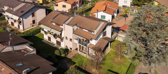 3 bedrooms Apartment in Malnate, Italy No. 209988 9