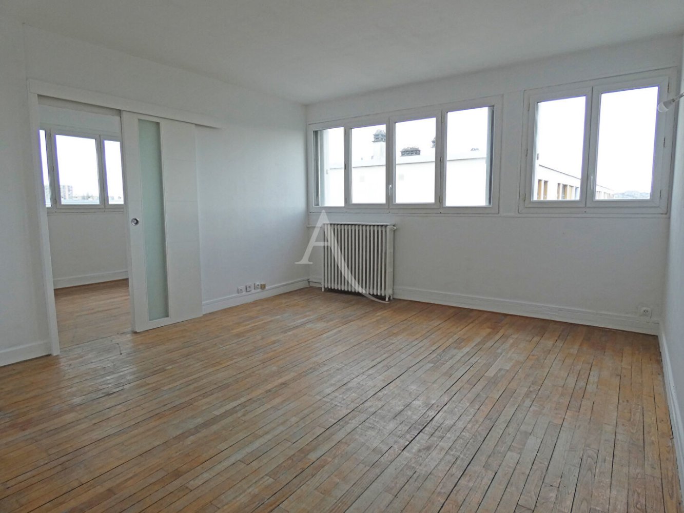 3 bedrooms Apartment in Neuilly-sur-Marne, France No. 180092