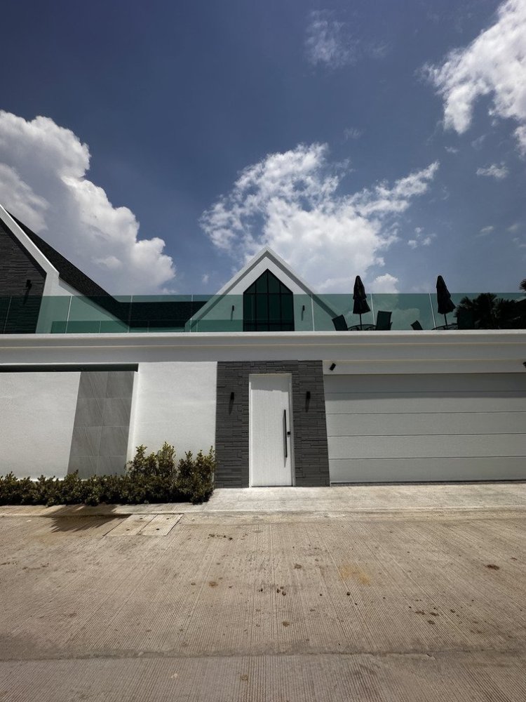 4 bedrooms Villa in Pattaya, Thailand No. 26469