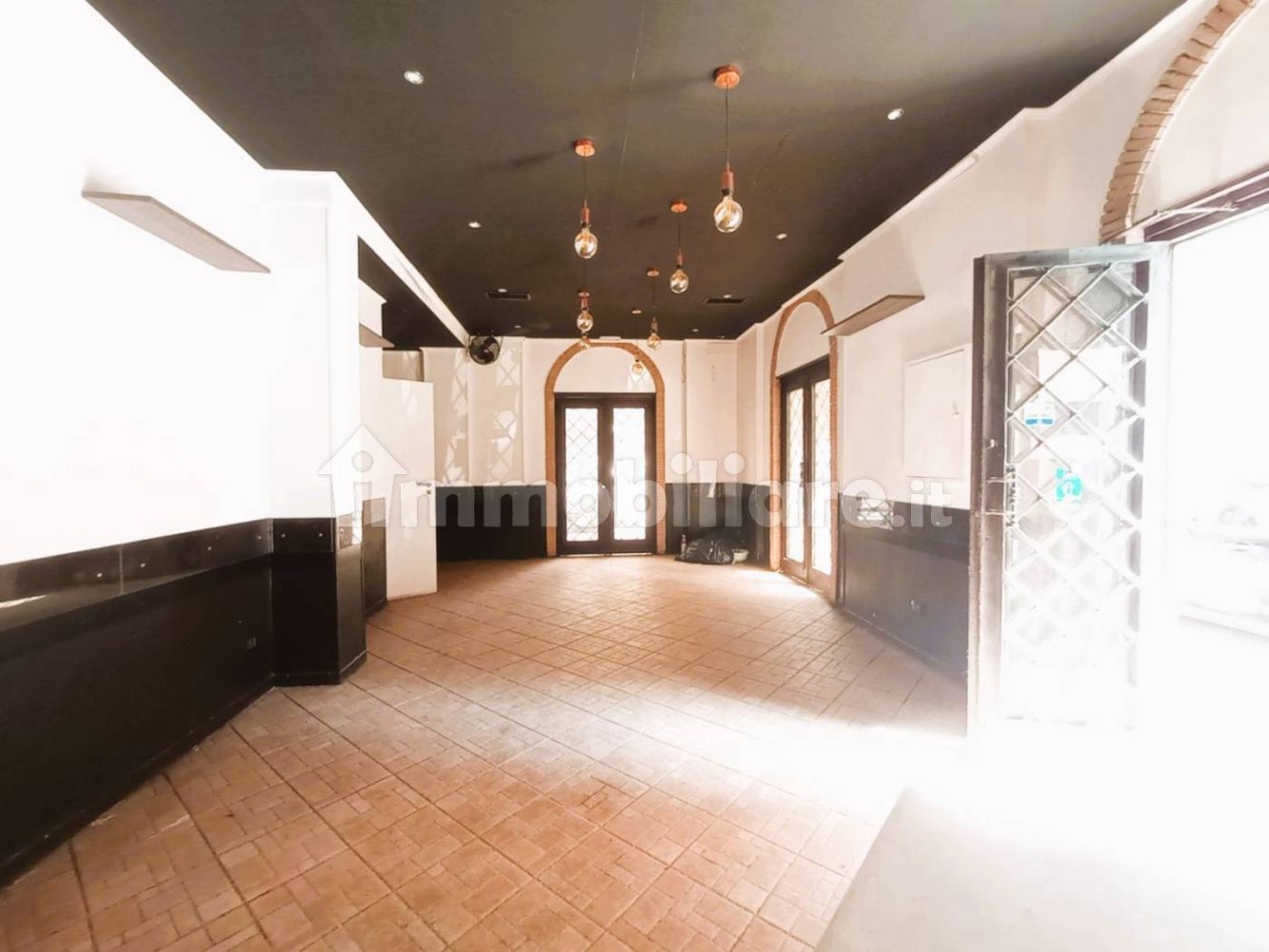 3 rooms Commercial property in Rome, Italy No. 386988