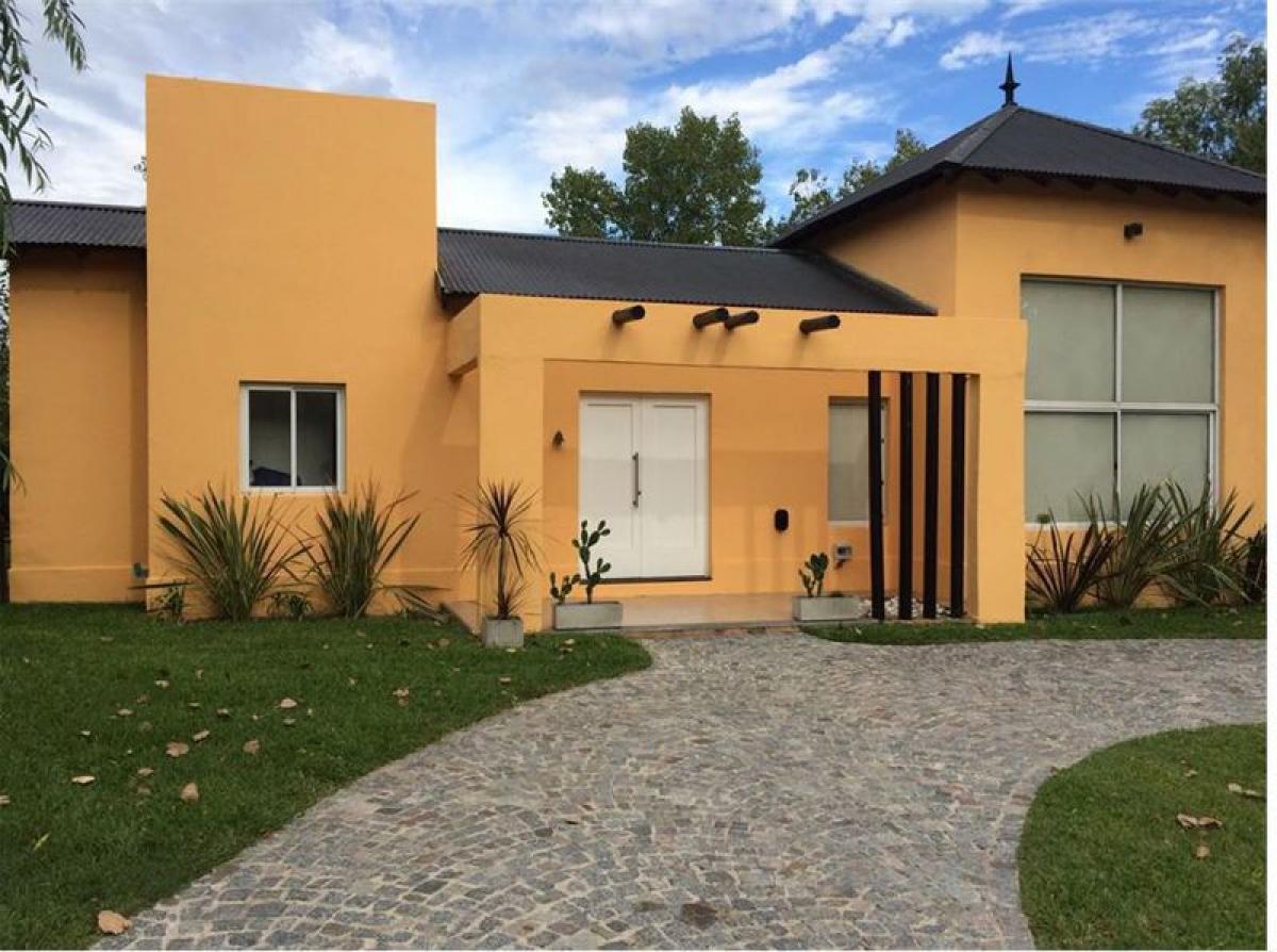 Casa de 3 dormitorios en Escobar, Argentina No. 2710