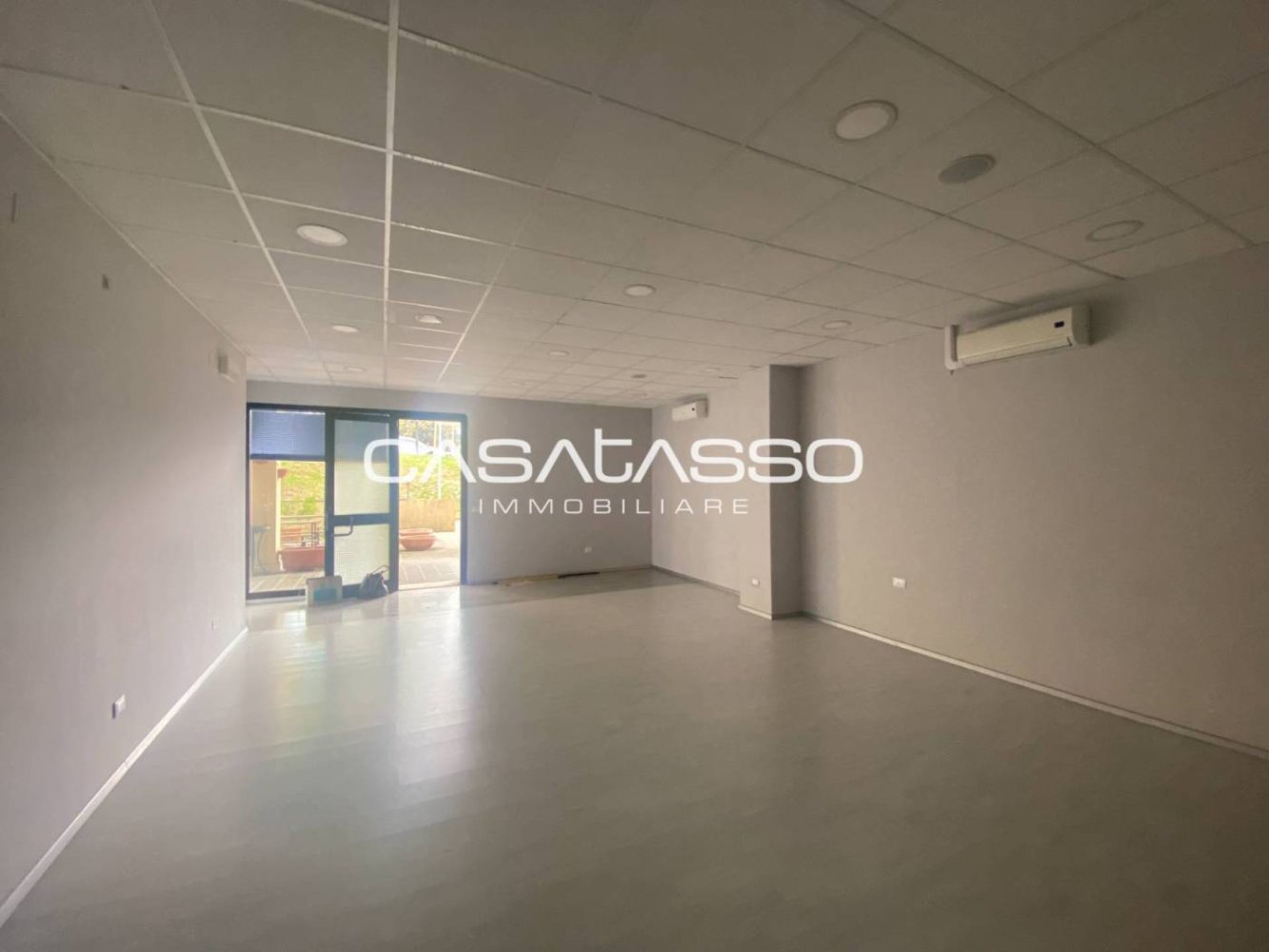 3 rooms Commercial property in Macerata, Italy No. 173457
