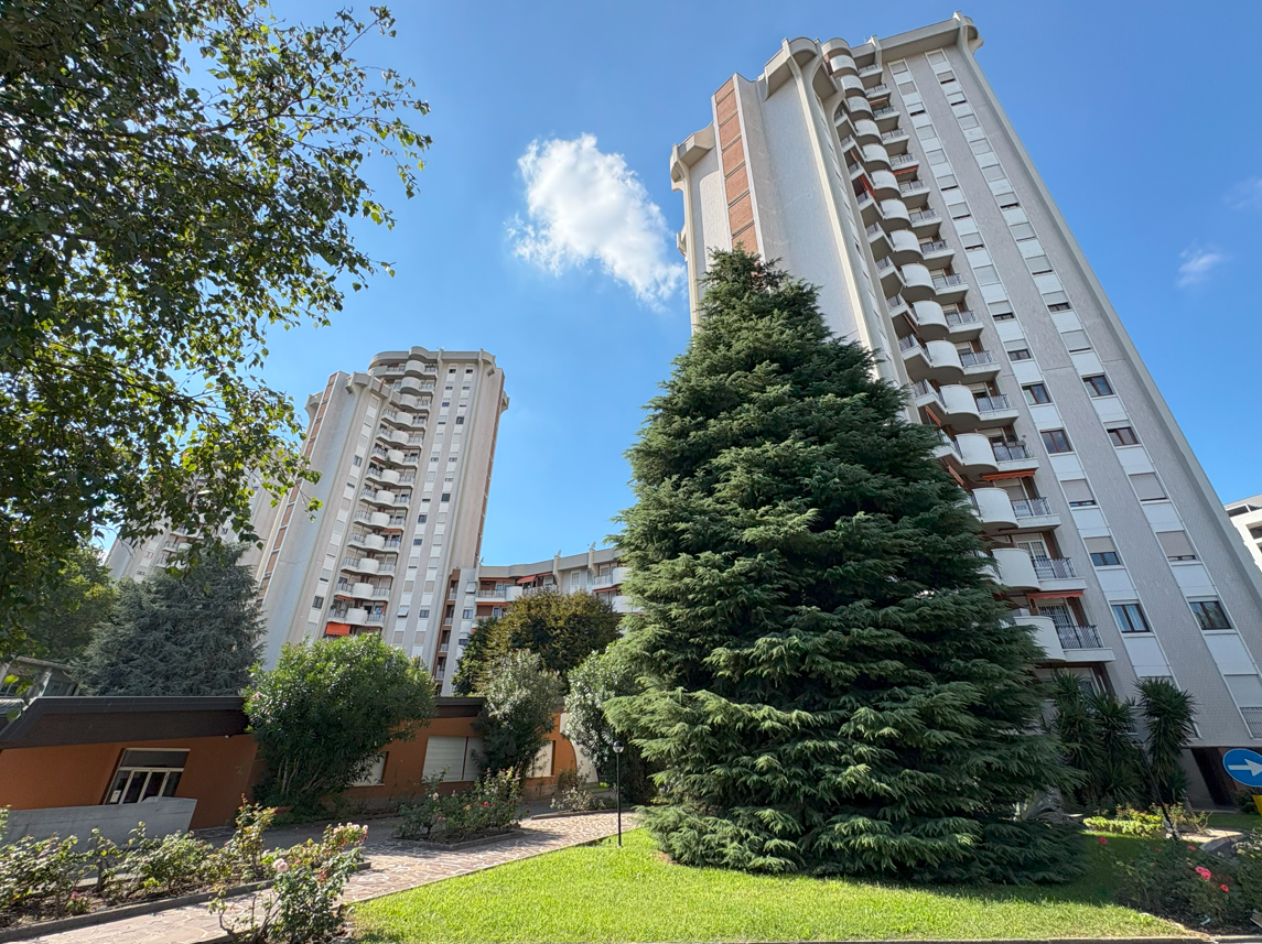 3 rooms Apartment in Milan, Italy No. 355729