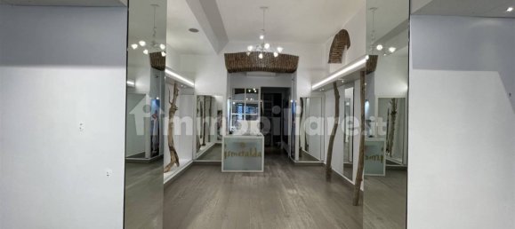 1-Zimmer Gewerbliche Immobilie in Milan, Italy, Nr. 240245 4