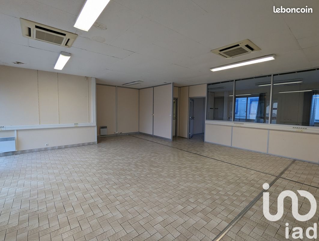 Гараж 224м² в Сент-Уен, Франция № 70292