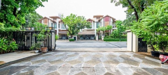 5 bedrooms Cafe / restaurant in Bangkok, Thailand No. 6654 3