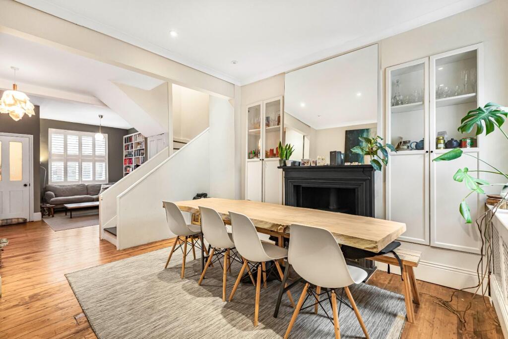 2 bedrooms House in London, United Kingdom No. 12378