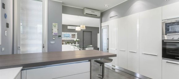 3 bedrooms Villa in Masate, Italy No. 295134 9