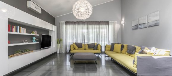 3 bedrooms Villa in Masate, Italy No. 295134 4