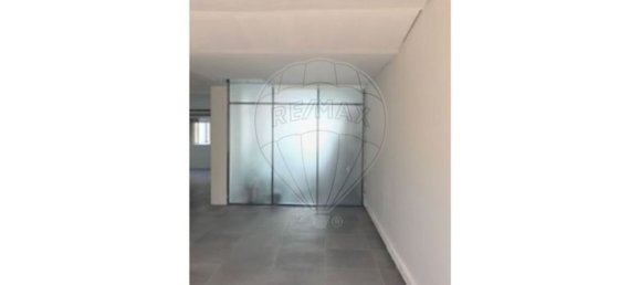 117m² Commercial property in Setubal, Portugal No. 92715 3