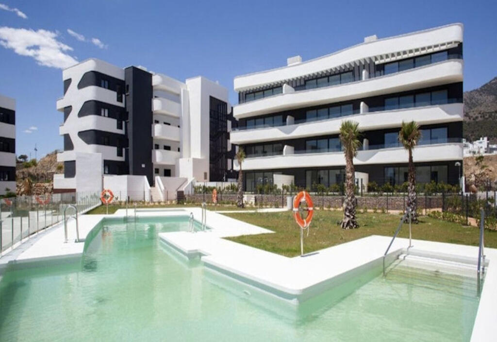 Apartamento de 2 dormitorios en Fuengirola, Spain No. 190804