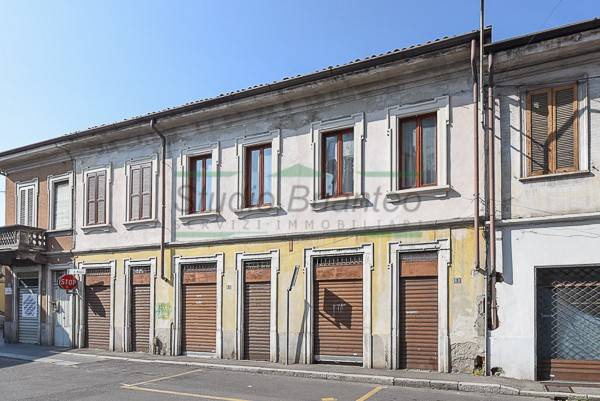 4 rooms Commercial property in Giussano, Italy No. 80102