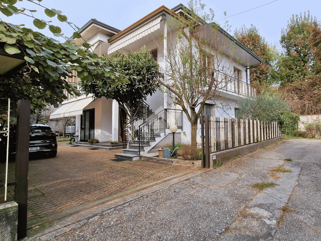 2 غرف نوم فيلا في Cavaria con Premezzo, Italy رقم 298399