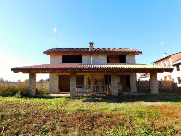 13 rooms House in Gropello Cairoli, Italy No. 157512