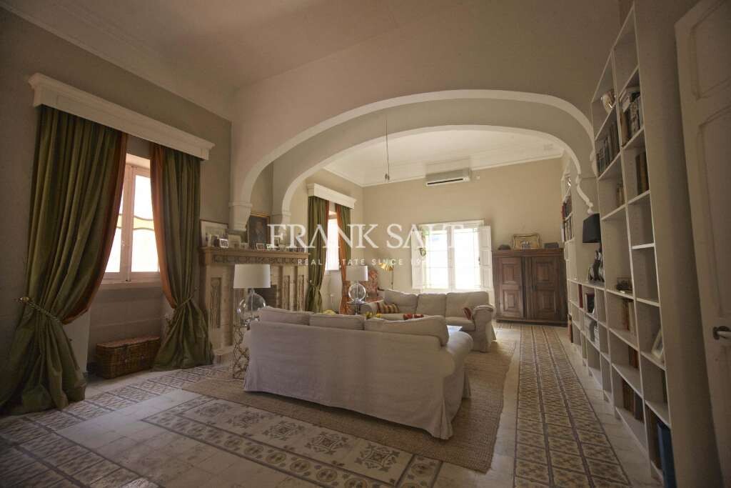 5 bedrooms Hotel in Tarxien, Malta No. 2495