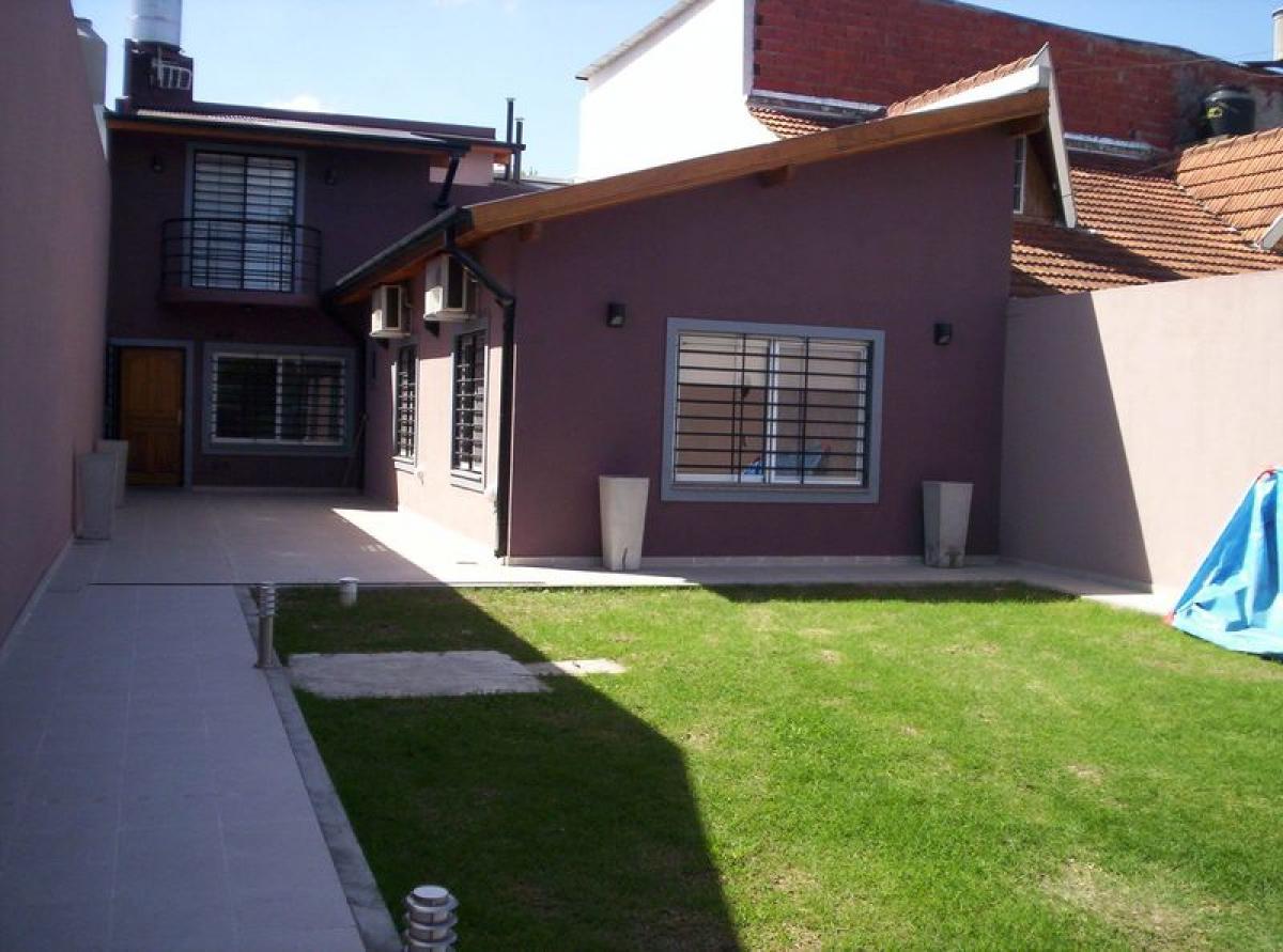 3 bedrooms House in Almirante Brown, Argentina No. 101000