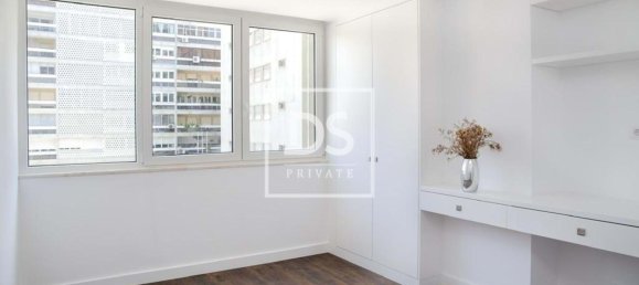 3 bedrooms Apartment in Lisbon, Portugal No. 12746 12