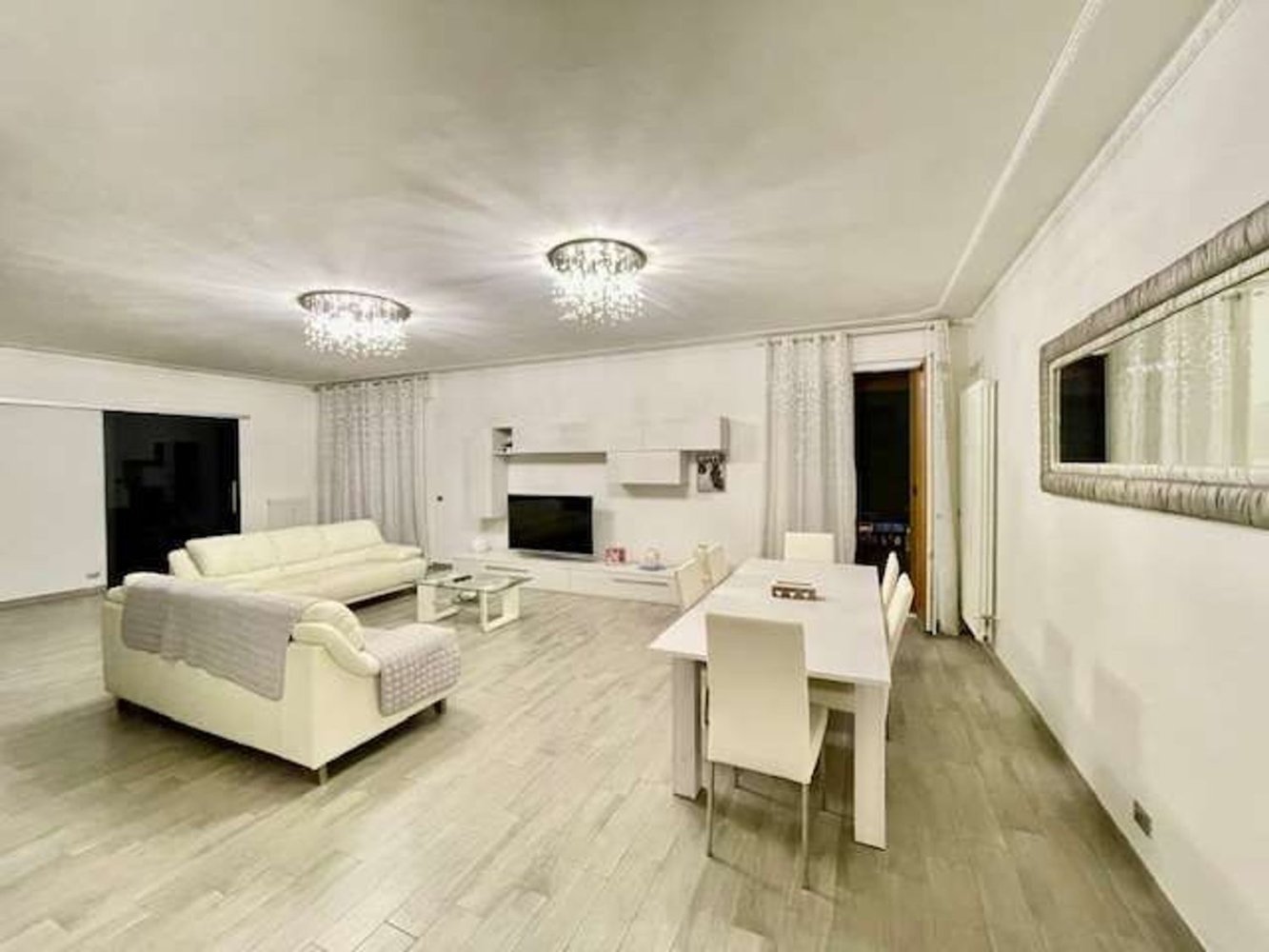 5 rooms Apartment in Modena, Italy No. 86159