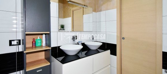 3-salle Appartement à Cologno Monzese, Italy No. 264869 17