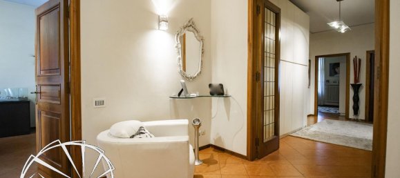 6 rooms Apartment in Prato, Italy No. 24538 8