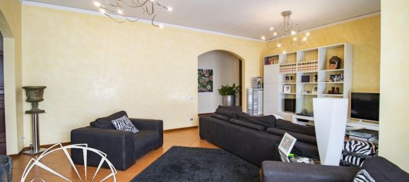 6 rooms Apartment in Prato, Italy No. 24538 3