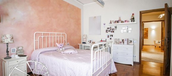 6 rooms Apartment in Prato, Italy No. 24538 13