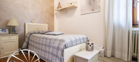 6 rooms Apartment in Prato, Italy No. 24538 10