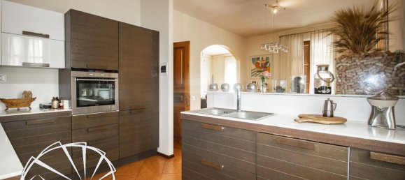 6 rooms Apartment in Prato, Italy No. 24538 4