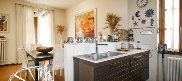 6 rooms Apartment in Prato, Italy No. 24538 7