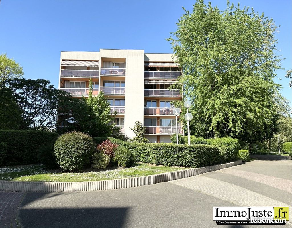 3 chambres Appartement à Élancourt, France No. 327966