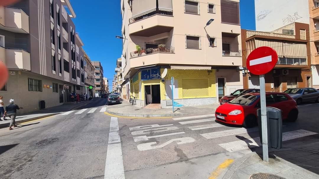 76m² Commercial property in Torrevieja, Spain No. 90980
