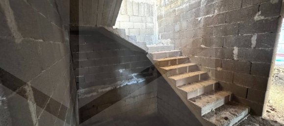 Дом с 6 комнатами в Нойкаттаро, Италия № 28453 10