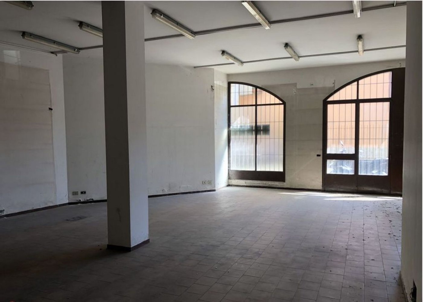 1000m² Commercial property in Como, Italy No. 255046