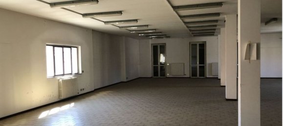 1000m² Commercial property in Como, Italy No. 255046 3