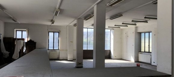 1000m² Commercial property in Como, Italy No. 255046 2