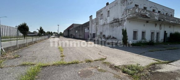 Entrepôt à San Benedetto Po, Italy 4700m² No. 341535 2