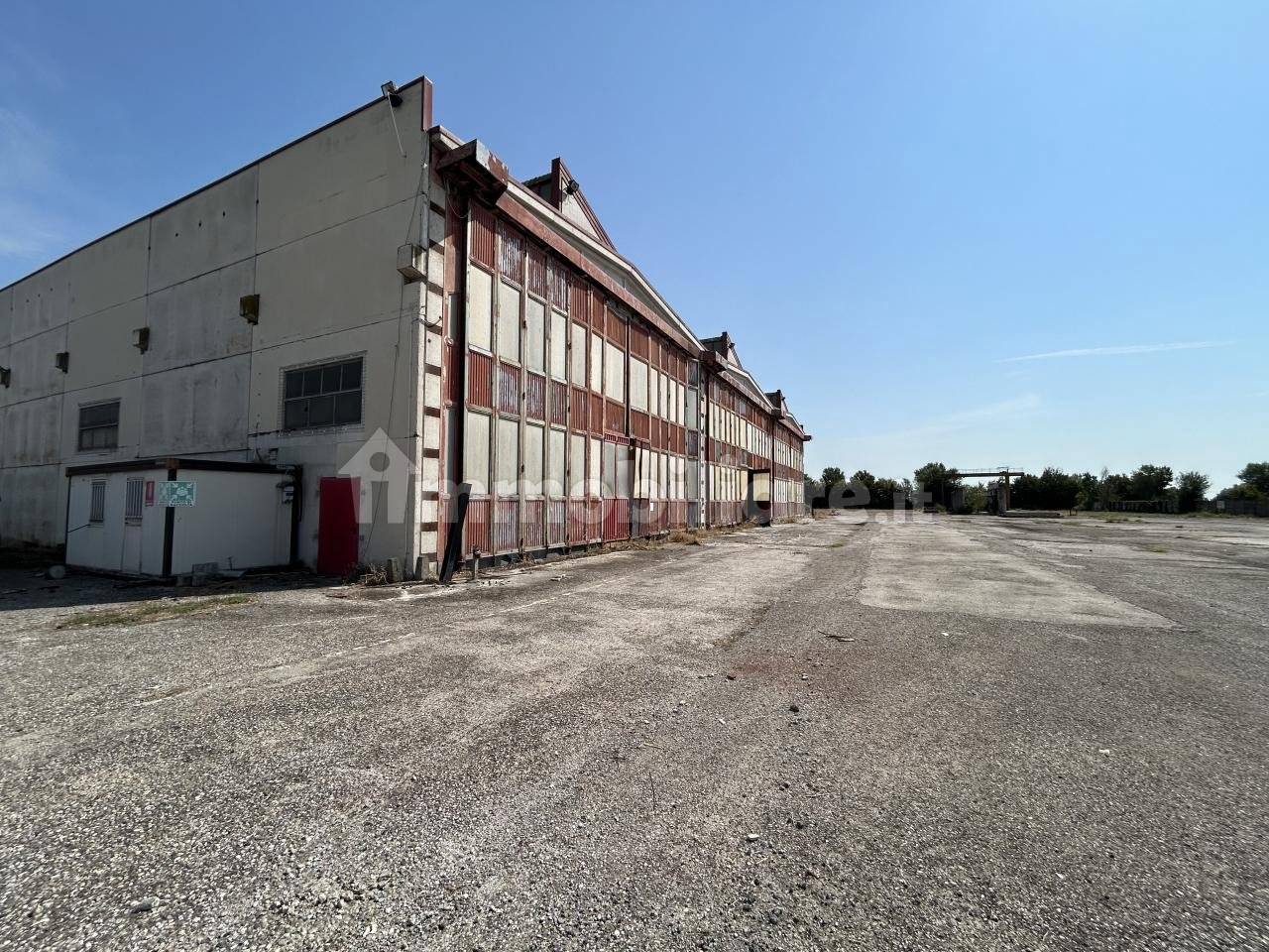 Entrepôt à San Benedetto Po, Italy 4700m² No. 341535