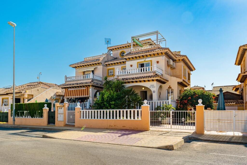 Villa de 3 dormitorios en Alicante, Spain No. 173993