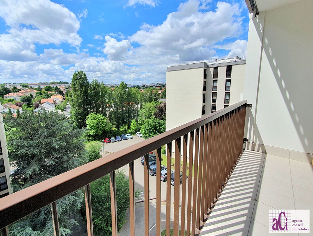 2 bedrooms Apartment in L'Hay-les-Roses, France No. 182234